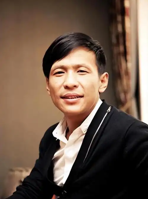 宋小宝总是挨饿受冻,导致他从小营养不良,瘦弱黄瘦,身高只长到1米62