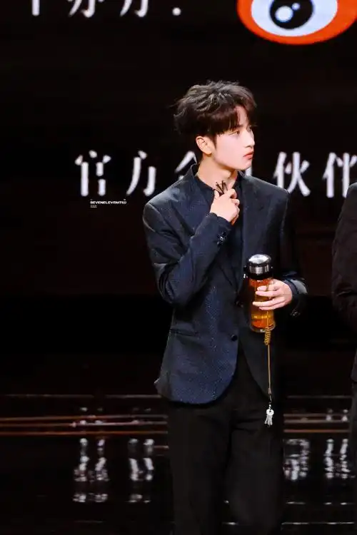 严浩翔纯黑西装##与严浩翔共赴微博之夜