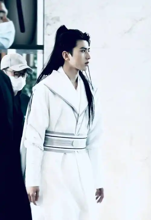 原创蔡徐坤跑男的古装造型曝光有天官赐福花城的神韵你觉得适合吗