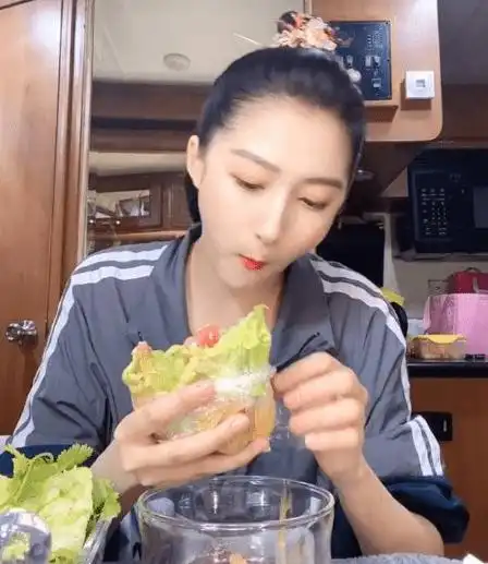 看完关晓彤的吃播,网友:怪不得人家这么瘦!_三明治_蔬菜_漂亮