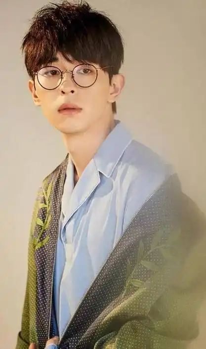 离开娱乐圈两年的邓伦,如今过得有多惨?连赔偿金的钱.