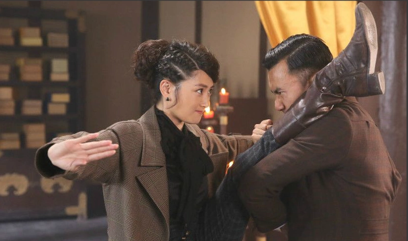 陈洁在电视剧《夺宝传奇》中饰演邵雨萍,一个能文能武的留英的