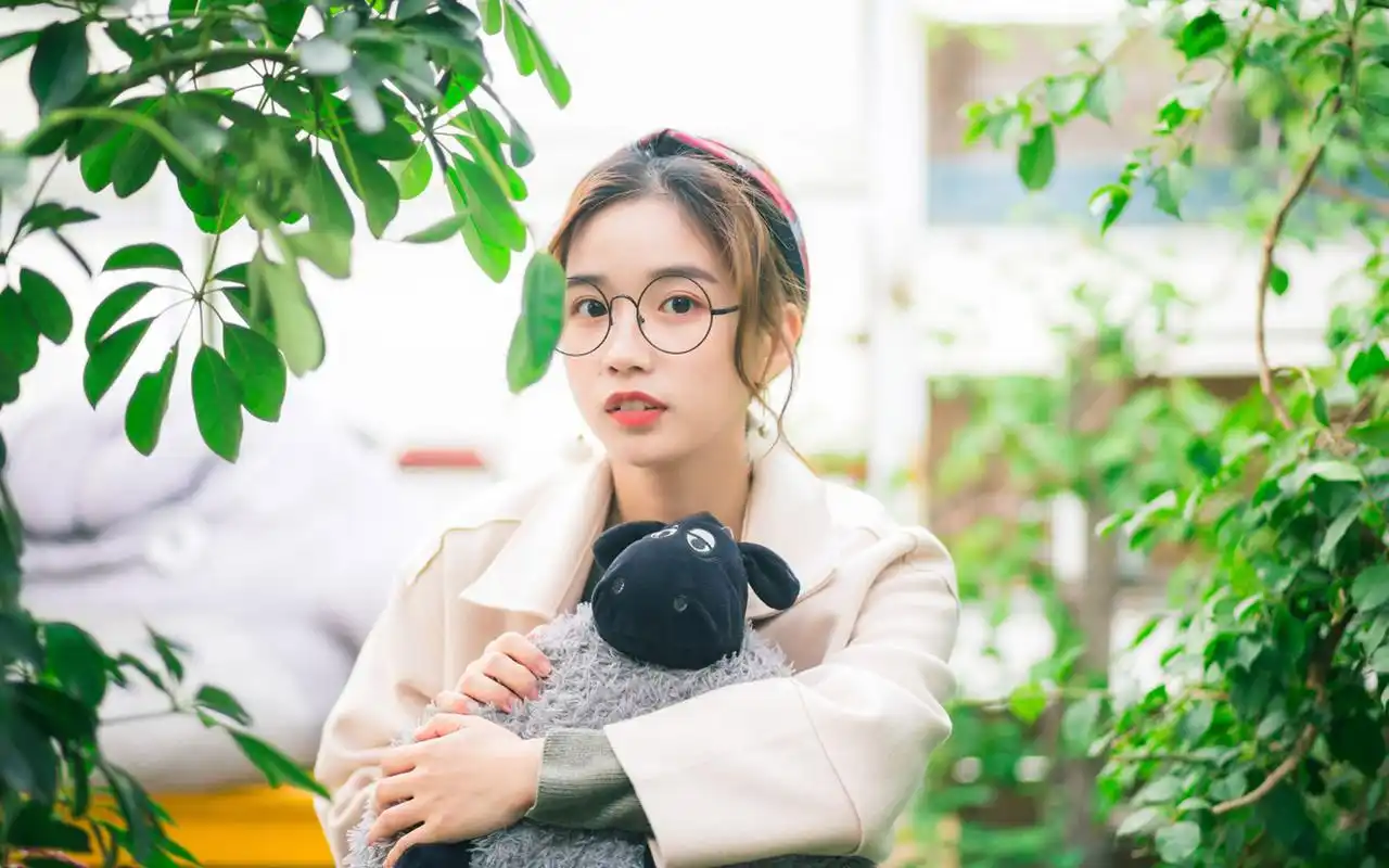 眼镜美女文艺复古风写真图片桌面壁纸