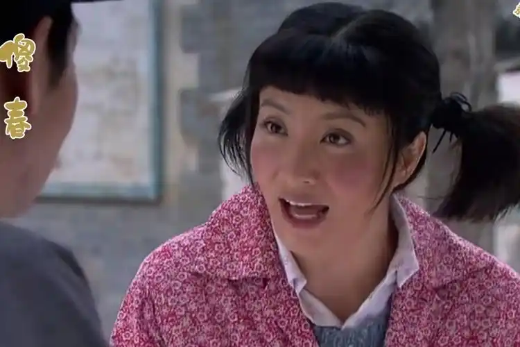 傻春大妈在背后嚼舌根傻大姐拿起大铁勺就追着打场面爆笑