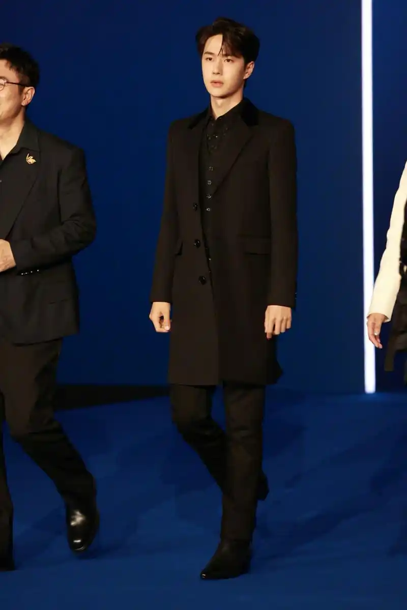 王一博抖音蓝毯造型,又是视觉享受系穿搭!