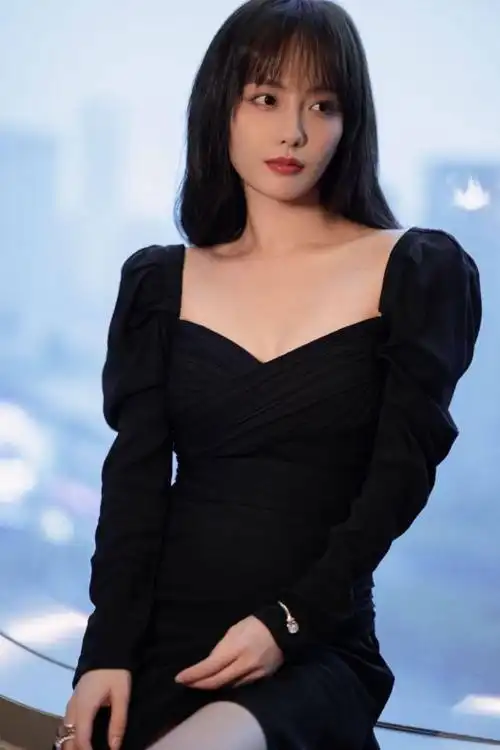 张嘉倪不愧是妈圈顶流,穿低胸黑裙尽显阔太气质,白皙长腿抢镜