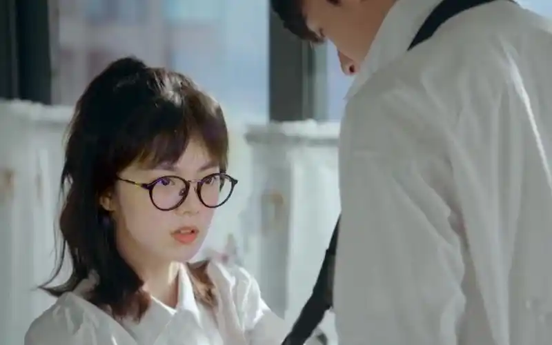 《少年派》成人礼上,妙妙给钱三一系领带,一动作令三一当众偷亲