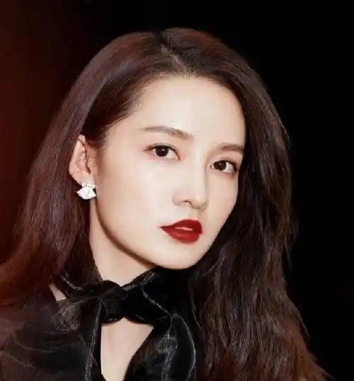 李沁与小沈阳聚餐被拍,小沈阳门口抽烟姿势熟练,打电话神情激动_荧幕