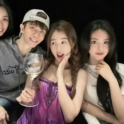 虞书欣杨超越合影##虞书欣晒与杨超越合照