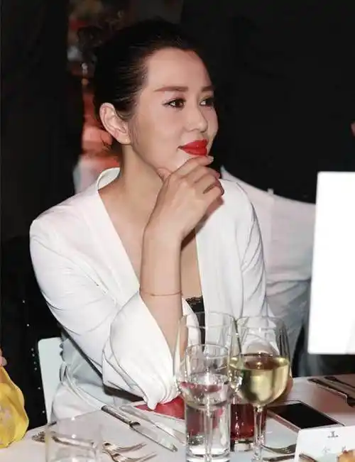 余男又长大了一岁,不爱笑,但依旧很美!_女生_样子_嘴唇