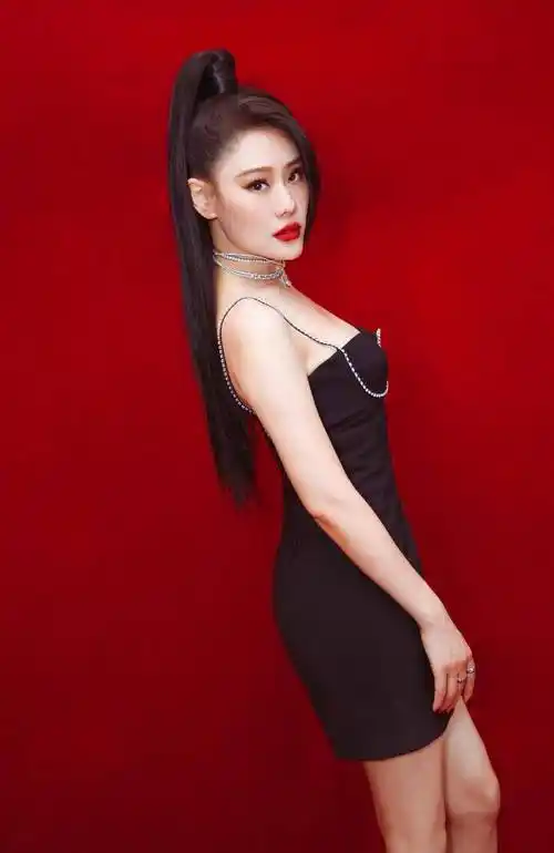 袁娅维这造型真省布料,套装裙露15厘米腰还"挖空",时尚迷人_身材_黑色