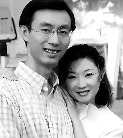 初恋昏迷10年,娶二婚妻子还带娃,如今拿下金鸡奖,张译苦尽甘来_郭娜