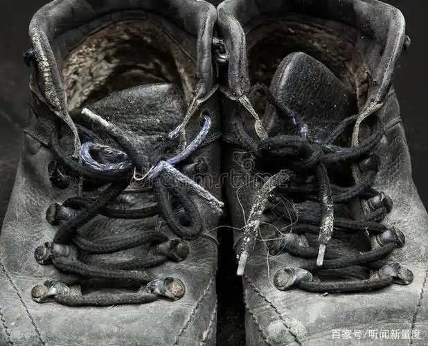 巴黎世家推出破烂鞋,售价1.2万元