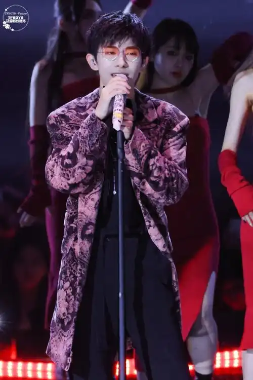 双11惊喜夜##易烊千玺压轴舞台##易烊千玺 限定玫瑰#231110 天猫