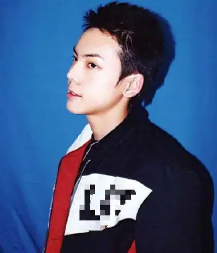 陈伟霆中学时期旧照曝光对镜头比耶青春帅气