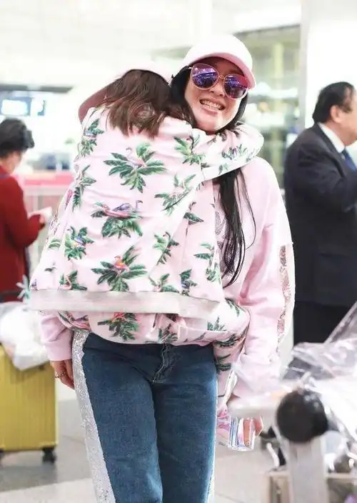 考拉紧紧抱着钟丽缇亲子装吸睛网友关注点却在无处安放的长腿上