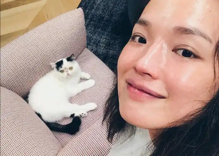 舒淇晒素颜照脸油到发光 下巴上还有过敏留下的疤