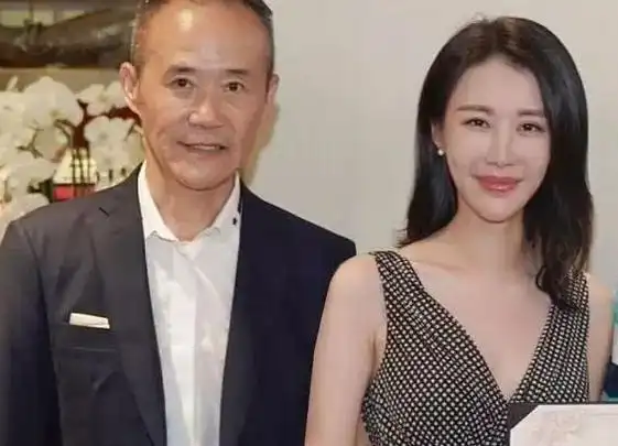 肩膀两处红肿伤痕,素颜模样大变|恋情|万科|汤子嘉|中国交通运输公司