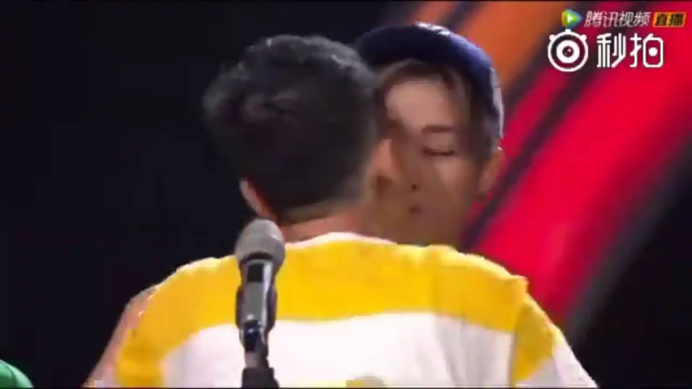 《明日之子》直播出事故,李宇春被粉丝强吻,春春的表情亮了.