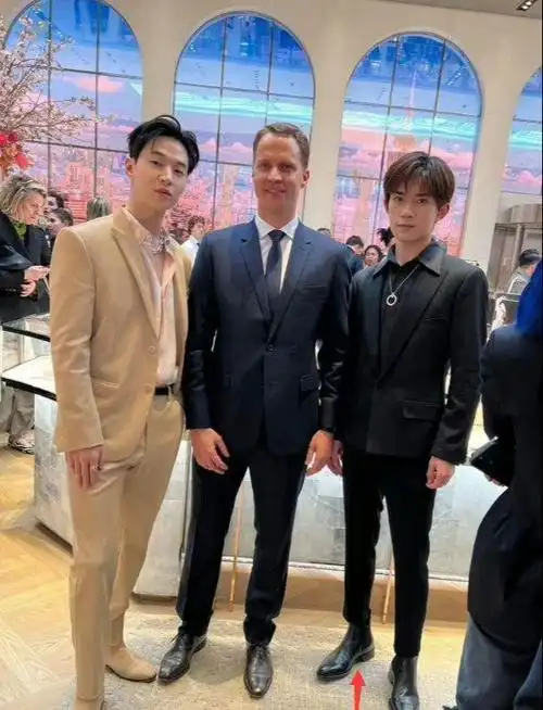 能够看到,175的易烊千玺与178的刘宪华同框,两人的身高有些差距,易烊