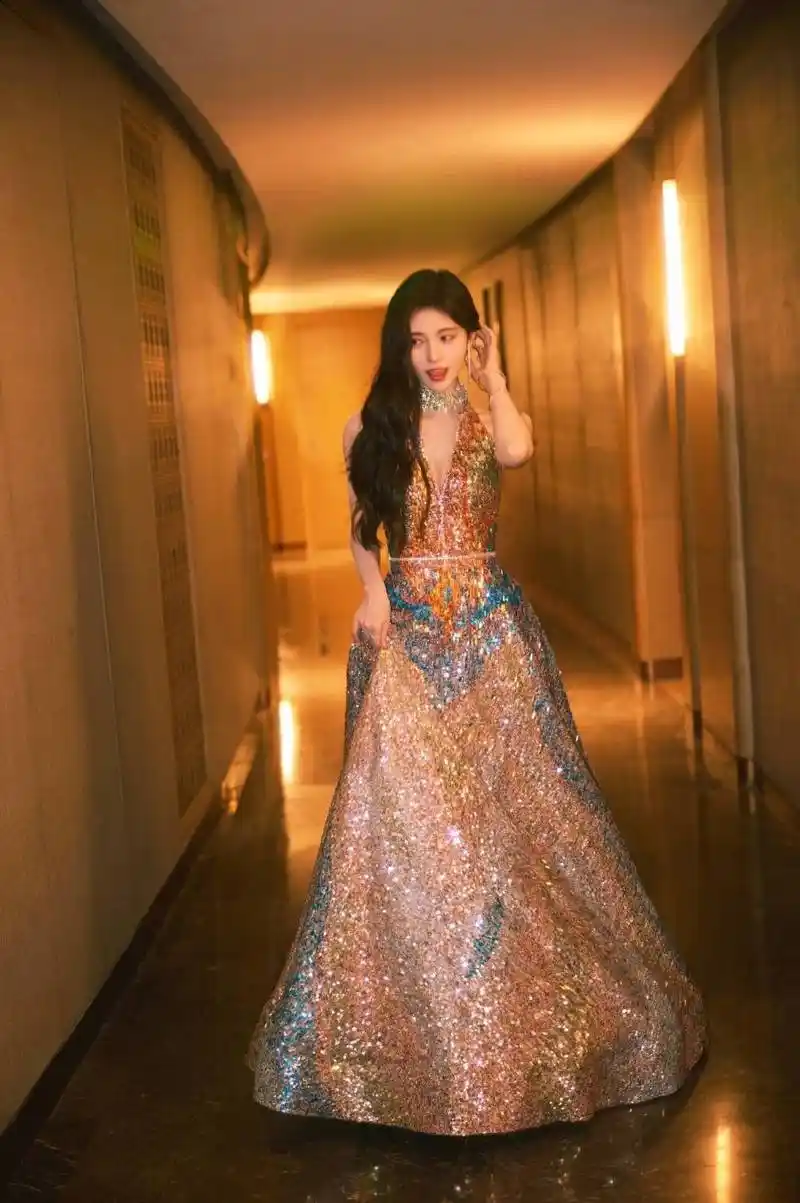 鞠婧祎身穿金色深v亮片长裙,俏脸气质优雅,烈焰红唇-爱读书