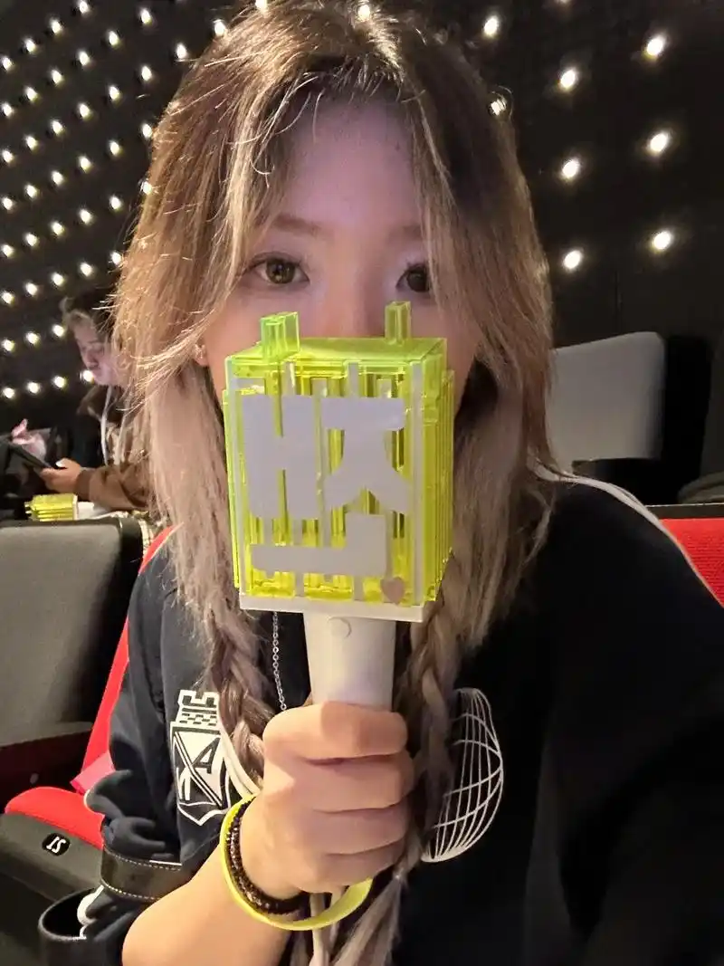 我拼命的回忆昨天见到你们的每一个细节晚上回来舍不得睡觉害怕忘