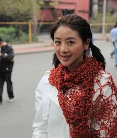 她22岁和老师结婚 今嫁小6岁鲜肉 与女儿合影似姐妹