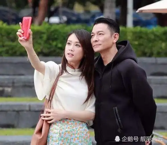 52岁刘德华老婆近照,老婆似大妈比他还老,女儿漂亮像他_网易订阅