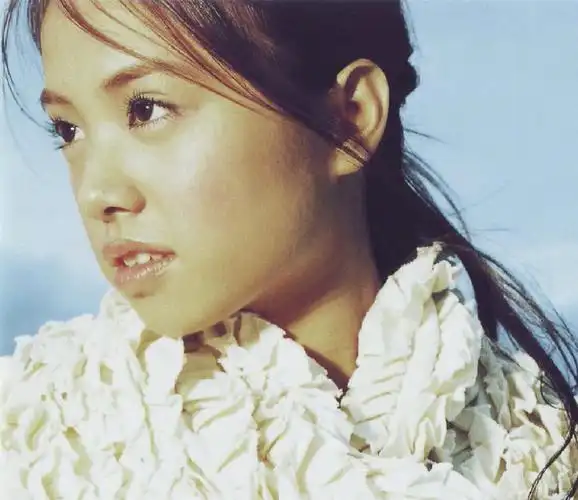 组图:蔡依林19年前专辑写真青涩灵动 婴儿肥小脸少女感十足