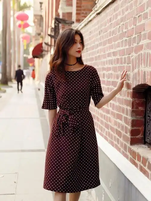 女人都爱的波点连衣裙怎么穿都好看