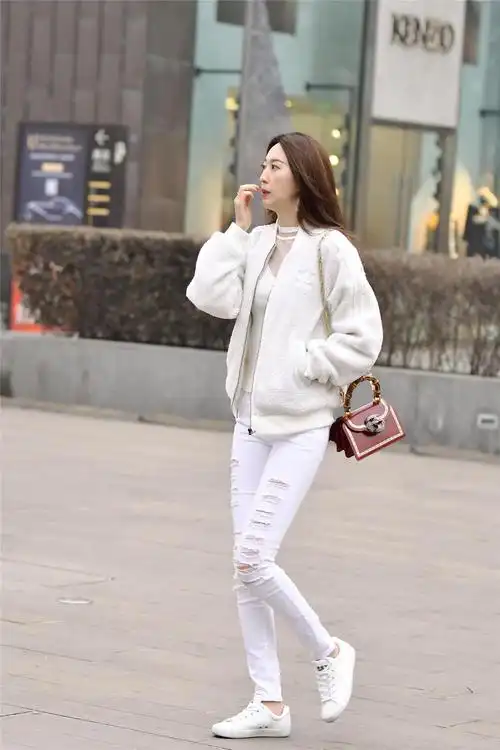 白色紧身牛仔裤破洞处理增加个性平底小白鞋也很显身材
