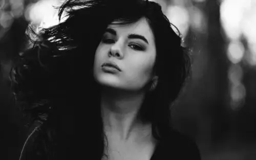 简单而纯粹的黑色穿搭尽显另类时尚魅力