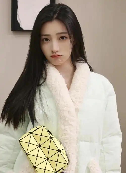 黄羿长发披肩,嘟嘴卖萌,超级可爱!_高清图集_新浪网