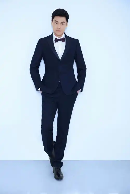 杨明逸曝轻熟写真男性魅力浓郁破屏秒杀少女心