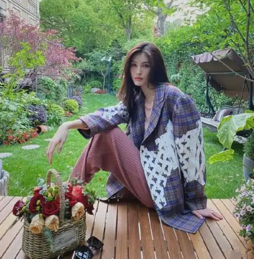 超模何穗火力全开,最新春夏look性感又少女,好看到让你停不下来