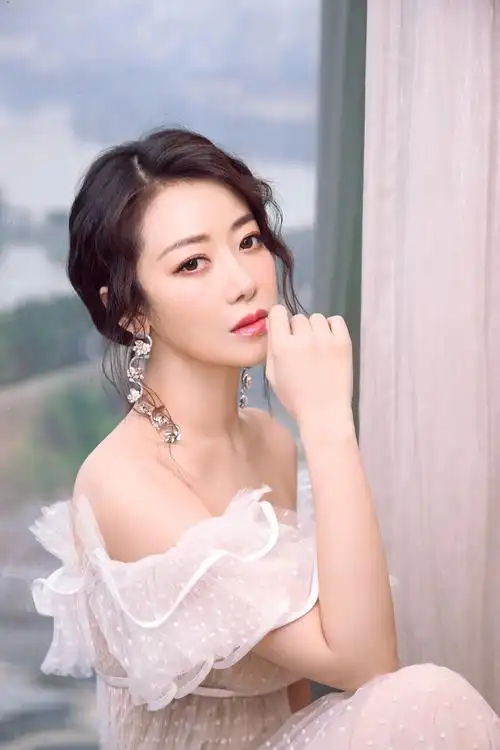 陈紫函出席时尚活动人气爆棚露肩礼服秀完美天鹅颈