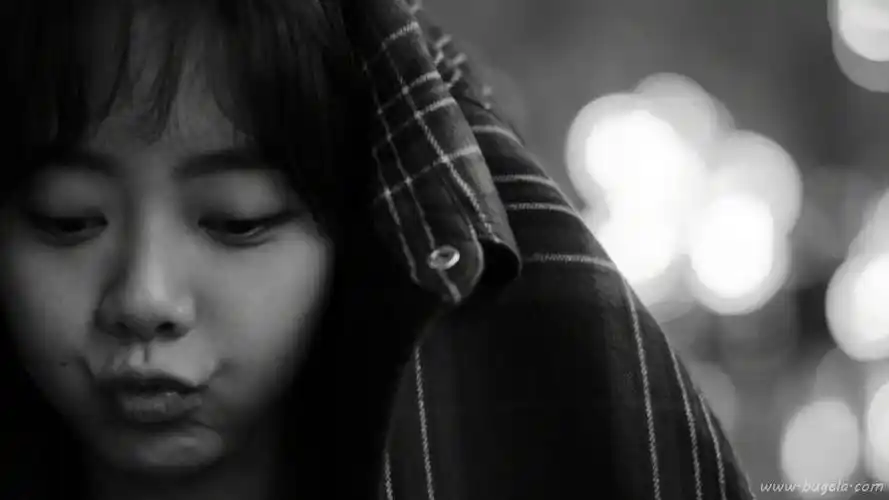 谭松韵黑白文艺伤感意境高清写真图片