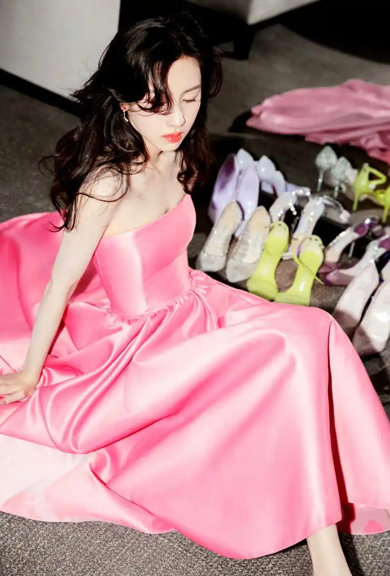 陈都灵,粉红色抹胸裙,显肤白 #陈都灵