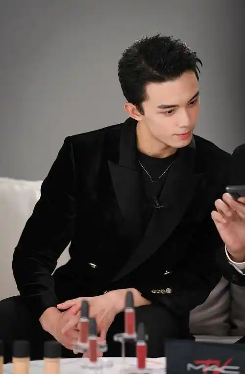吴磊黑色西装显沉稳气质 笑容自信妥妥男神范