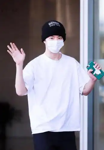 范丞丞穿"黑白配"极简装超低调 一路狂挥手看起来心情不错