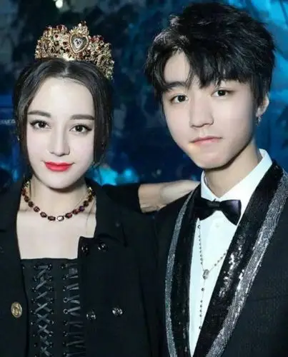 王俊凯叫杨紫为"姐姐",有谁注意他对迪丽热巴的称呼?太调皮!