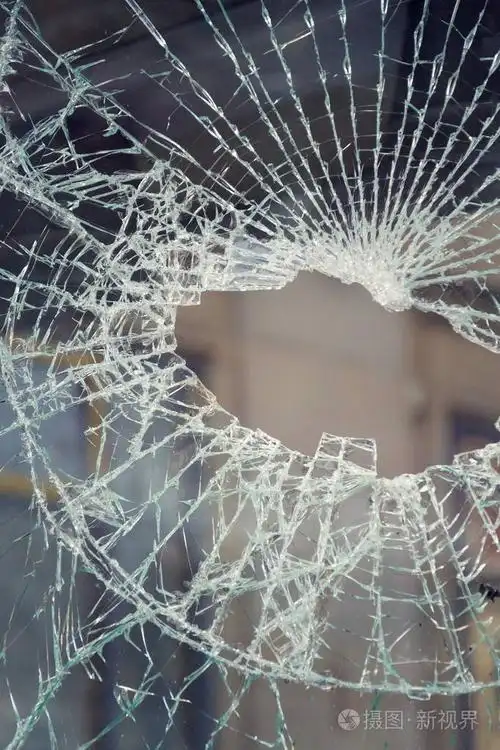 打破破碎安全玻璃, 保险, 安全, 破坏或犯罪概念, 捷克共和国形状的洞