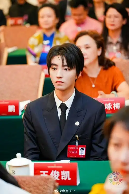 王俊凯超话#陪王俊凯奔赴每一个十年#2015-2023,对于小凯来说,成长是