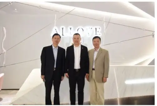 林畅伟董事长与刘润华副书记(右),吴裕中书记(左)合影