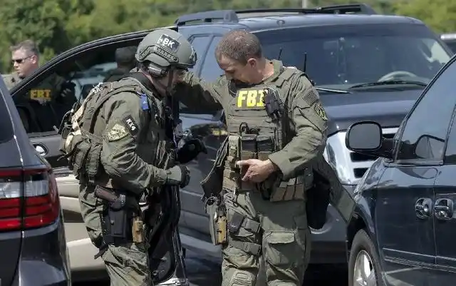 图为,正在整理装备的两位fbi成员,这身装备重量可不轻.