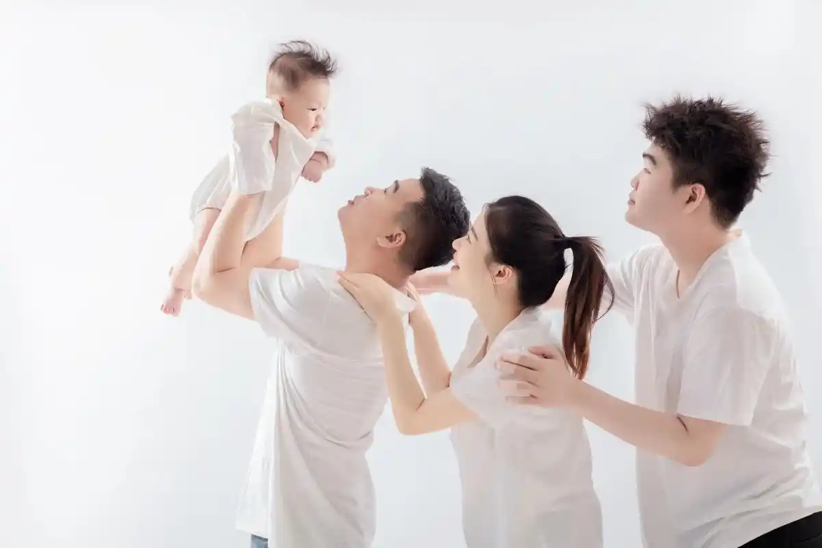 的一家四口亲子照全家福