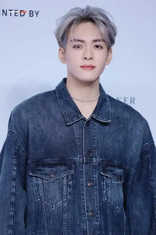 曾舜晞超话zsx#曾舜晞银发#231207 gq盛典 12p7515限定银发 帅的