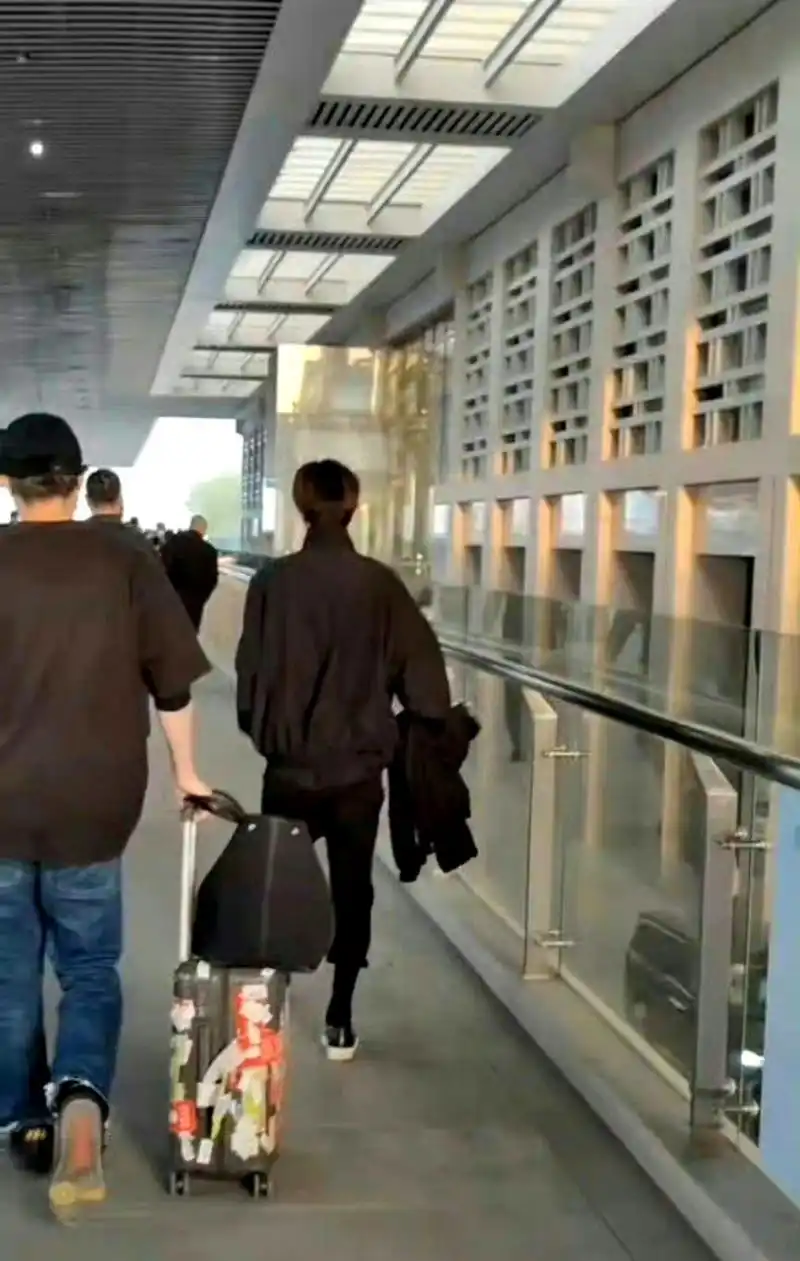 有网友偶遇了易烊千玺,大家能认出来背影吗?