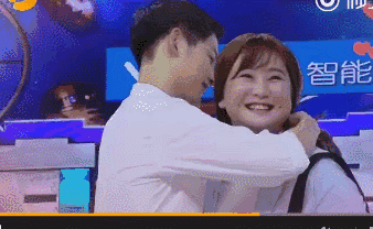 贾玲男友?no!是被xxl男合伙人亲脸 熊抱,原来他还另有女友…不