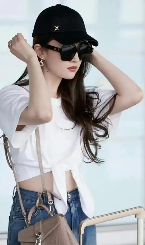 刘亦菲在机场上亮相引热议!罕见露腰真美,"百万造型"高调炫富